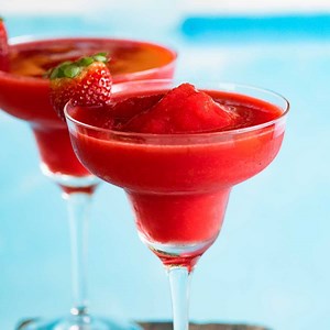 🍓Simply the Perfect Frozen Strawberry Daiquiri!!! 🍓 https://www.recipetineats.com/frozen-strawberry-daiquiri/ | RecipeTin