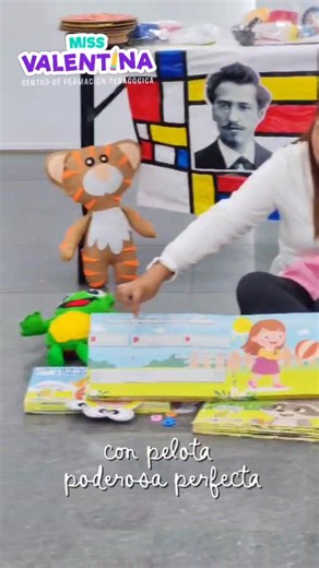 ✏️ ¿Qué es una aliteración? La aliteración es una figura literaria que consiste en repetir sonidos iguales o similares en varias palabras cercanas, creando ritmo y musicalidad. 🎶 👉 Por ejemplo: “Mi mamá me mima mucho.” Aquí se repite el sonido m, lo que hace que la frase sea más divertida y fácil de recordar. 🌟 En preescolar, trabajar con aliteraciones ayuda a los niños a desarrollar su conciencia fonológica, ¡un paso clave para aprender a leer y escribir! | Miss Valentina