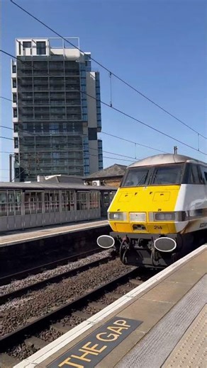 LNER class 91 passes Finsbury Park with 1 tone. #lner #class91 #train #nationalrail #shorts