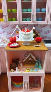 2024 Christmas Cake features a hand piped Snowman surrounded by strawberries and more cream! The red and white theme is common with Japanese style Christmas Cakes. The biggest challenge is piping a nice meringue shape and it’s all in the piping pressure! ⛄️🎂🎄#littlestsweetshop #miniature #miniatures #dollhouse #dollshouse #christmascake #ミニチュア #japanesecake # | Littlest Sweet Shop