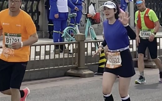 通马全马最后500米 真变成小王奶奶，细碎小步倒腾到终点 首马安全完赛