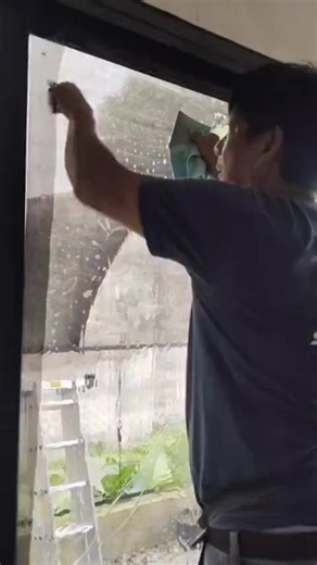 Mainit ba sa loob ng sasakyan o bahay mo? Panahon na para mag-upgrade ng window film! Sa Solrex, hindi lang simpleng tint ang inaalok namin — proteksyon at comfort ang binibigay namin. 🌞 Harang sa 100% UVR – Iwas skin damage at protektado ang interior ng sasakyan at bahay laban sa pagkupas. ❄️ Mas malamig na interior – Bawas init, bawas stress sa biyahe o pahinga sa bahay. 🔒 Dagdag privacy, malinaw pa rin ang view – Hindi mo kailangang pumili sa dalawa, dahil pareho mong makukuha. 📶 Walang si