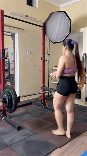 RDL at 70kg today.Nothing crazy, I've lifted more before.But no belt. No straps. First time ever.That's the part I'm happy about. Especially with my cranky lower back history.All the core and grip work finally paying off🥹In my last video, where I broke down the hinge, some pushback showed up in the replies. Light weight is easy to make look clean.Fair. So here it is. Same lift, heavy for me. Yet the same control as always.Nothing about the pattern changed. Hips still travel back, spine stays lo