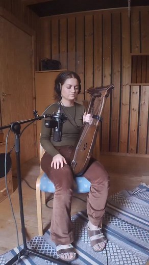 Hymna til Blåfjel ❄️✨ Hymna til Blåfjell is a cover from an old Norwegian children’s TV calendar series in the early 00’s that we millennials used to watch, but the song has been rearranged quite a lot from its original form, with approval from the two composers Bent Åserud and Gein Bøhren. This song is probably the song that I think our international audience will struggle to relate to the most. But that’s ok. The outlet is mostly for ourselves and perhaps one or two Norwegians will find it nos