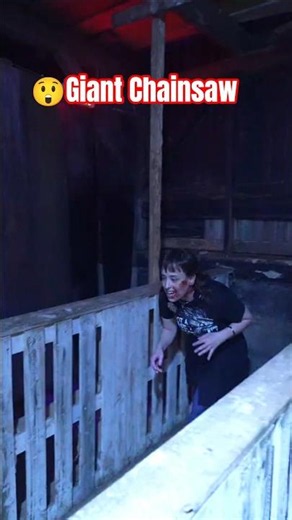 It Almost Took Her Out 😳 #hauntedhouse #scarecam #chainsaw