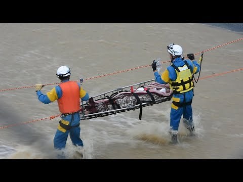急流をロープ使いレスキュー 広島市安芸区、安佐北区で懸命の救助つづく