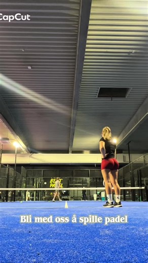 Hvordan spiller man padel med Ingrid Larsen?