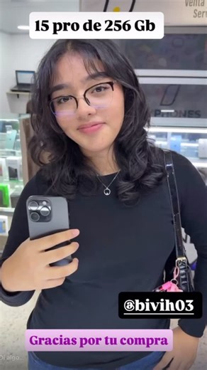 Finophone🍎 Manizales📍Pereira📍Tienda Apple y iPhone🔥🔝 on Instagram: "Hoy nuestra amiga Viviana decidió cambiar de celular 📱✨ y se llevó un iPhone 15 Pro 🔥 • 256 GB de memoria 🚀 • Color Negro 🖤 • Equipo en excelente estado ✔️ • Garantía de 1 año directamente con nosotros 🛡️ Y como detalle especial 🎁 🎁 Vidrio blindado (regalo) 🔌 Cable incluido (regalo) Se fue muy feliz con su compra 😌 y con la tranquilidad de comprar seguro 🤝 Finophone, la calidad que sí se ve 🔥 ¿iPhone 15 Pro o Pro