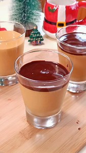 🤎 Manjarate Casero Fácil y delicioso ✨ 🎄Encontré el postre perfecto para esta navidad, queda deliciosoo y súper facil de hacer, te va a encantar!! 📌Ingredientes: - 400 ml o 1 lata de leche evaporada (muy fría) - 500 gr manjar o dulce de leche - 7 gr gelatina sin sabor - 40 gr agua - 100 gr Chocolate 🤶🏼 Rinde de 8 a 10 porciones. 📍Tip: Usa la leche evaporada muy fría, ojalá 12 hrs refrigerada o 2 horas en el congelador. ♥️Te va a encantar... 📷Si lo haces etiquetame 🥰 me encanta ver sus cr