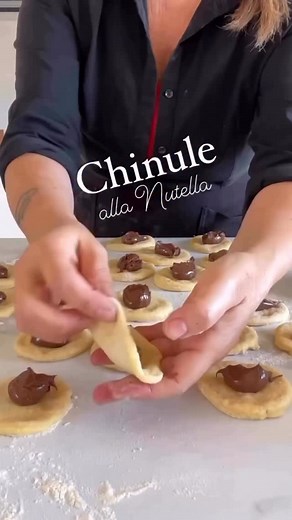 CHINULE ALLA NUTELLA 🎄 ricetta Natalizia tipica Calabrese 🎄 N.B. Nel video non si vede il momento in cui aggiungo il burro ma va dopo la farina 😅 Vi avviso, queste CHINULE alla Nutella sono altamente pericolose, danno dipendenza! Ahimè una tira l’altra! È difficile fermarsi, sono buonissime, morbide e golosissime, risultano asciutte tanto che chi le assaggia non crede siano fritte! Dovete farle per Natale... arricchiranno la vostra tavola delle festa! Io le ho farcite con Nutella, ma solitame