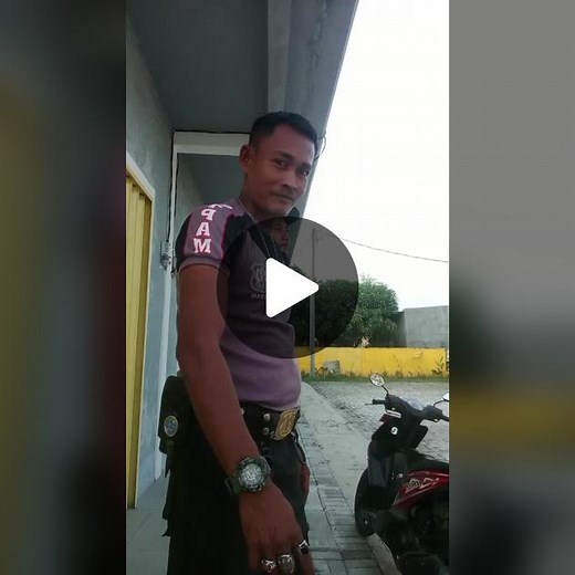 Goyang Bang Kholik Dance Performance in Purple T-Shirt