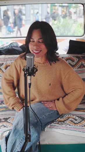 🎙️ Open Mic in Pigalle! Anela stopped by and completely blew us away with her cover of Indila’s “Dernière danse.” Goosebumps guaranteed! Dernière danse – Indila #artist #openmic #van #cover #dernieredanse | lebaladeur.openmic