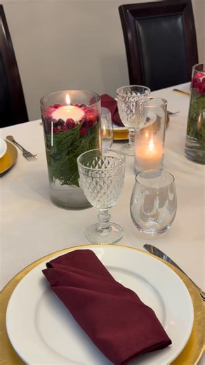 Super easy winter centerpiece! You’ll need a Glass vase ☑️ Water ☑️ Fresh Greenery ☑️ Fresh Cranberries ☑️ Floating Candles ☑️ Gives some color, interest, and some ambiance. ✨ #fblifestyle #winter #cranberry #centerpiece #tabledecor #ChristmasTablescape #christmastabledecor | the.wreath.coach