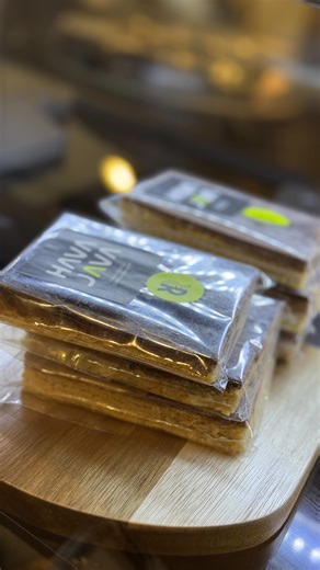 Rorie Weisberg, INHC on Instagram: "A dessert that’s good for you AND tastes like a dessert? Hava Java was suspicious too… until they tried it. 😏 Rorie’s Triple Caramel Bar — new on the menu at Hava Java. 🍫 Wig @diniwigs Outfit @thegallery_collection"