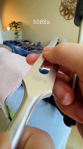 528Hz Tuning Fork made in Japan✨🇯🇵 DNA repair, elimination of toxins, redune inflammation, relax nervous systems , increase oxytocin, dissolving stress and anxiety. #528hz #528hztuningfork #tuningforkmadeinJapan