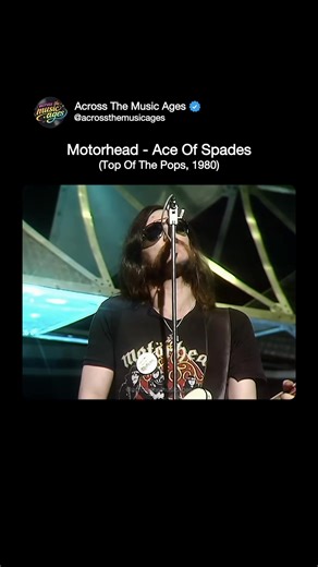 Motörhead – Ace of Spades (Top of the Pops) “Ace of Spades” by Motörhead is one of the most iconic songs in heavy metal and hard rock history. The band’s appearance performing the song on Top of the Pops helped bring their raw, aggressive sound to a massive television audience and cemented the track as a defining anthem of late-70s and early-80s rock. Originally released in 1980 on the album Ace of Spades, the song became Motörhead’s signature track and one of the most influential songs in the e