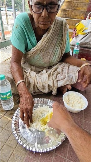 Respect old woman 🙏💯❤️#trending #viral #help #humanity #kindness #shorts