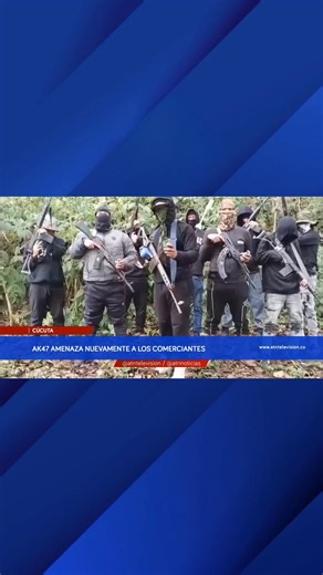 A través de un video que está circulando por redes sociales se evidenció que presuntos miembros de Los ∆K47 volvieron a amenazar a los comerciantes y cambistas del centro de Cúcuta. En el advierten que no quieren ver mujeres embarazadas ni niños por el centro de la ciudad porque no responden por lo que le pueda pasar. Así mismo, enviaron un mensaje al alcalde de Cúcuta, Jorge Enrique Acevedo: "que es el primero que apoya lo malo y luego quiere salir con su cara bien limpia". | ATN Televisión