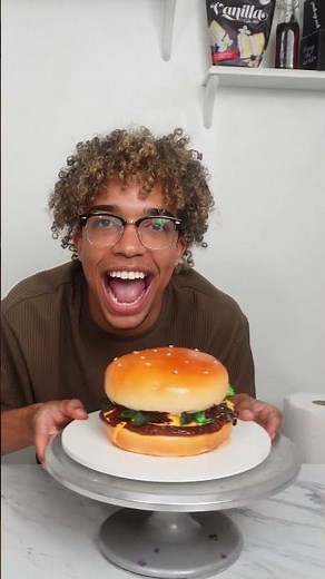 Making a burger cake #cake #cakedecorating #bakingtutorial