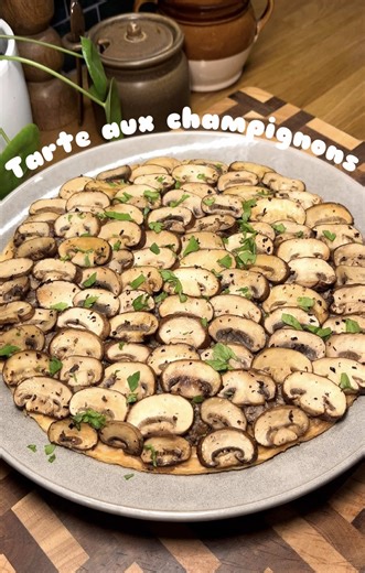 Tarte aux champignons de @cyrillignac 🍄‍🟫 Ingrédients - 1 pâte feuilletée - Environ 850g de champignons de Paris - 1 échalote - Sel - 200g de comté Etapes: - À l’aide d’une assiette, découper la pâte feuilletée pour faire un cercle plus petit - La mettre entre deux plaques (ou poser un plat dessus) et enfourner 15min à 200 degrés (jusqu’à ce qu’elle soit dorée) - Hacher 500g de champignon et une échalote (vous pouvez utiliser un hachoir) - Les faire fondre dans du beurre à feu moyen jusqu’à ce