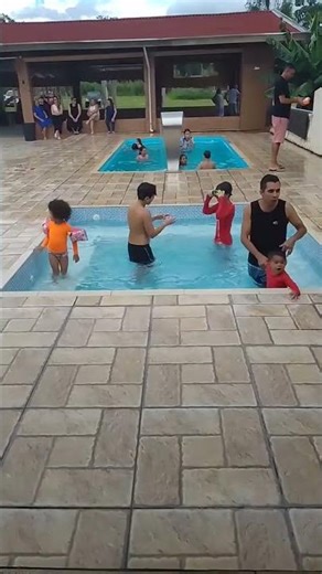Nadando na piscina