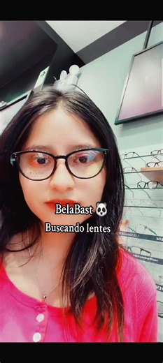Bela hoy en busca de sus lentes