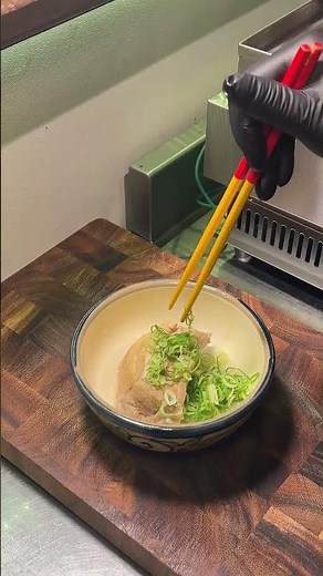 骨からするりと解ける。ソーキそばの主役「本ソーキ（スペアリブ）」の火入れ｜Also OKINAWA