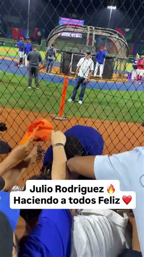 JULIO RODRÍGUEZ FIRMANDO AUTÓGRAFOS EN EL ESTADIO QUISQUEYA🇩🇴⚾️🌎