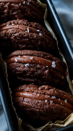 Gaëlle Le Bellu on Instagram: "🍪 Cookies Sandwich au Crémeux Chocolat 🍫 Je vous en garde? 👀 Ultra gourmands & fondants Ingrédients (Pour 8 personnes – 16 cookies) Pâte à Cookies • 120 g de beurre doux, mou • 95 g de sucre vergeoise • 50 g de sucre de canne • 1 œuf • 210 g de farine • 20 g de cacao en poudre non sucré • 1 pincée de sel • 150 g de pépites de chocolat au lait Crémeux Chocolat • 180 g de chocolat noir • 40 g de chocolat au lait • 300 ml de crème fraîche liquide (30 % MG) • 80 ml 