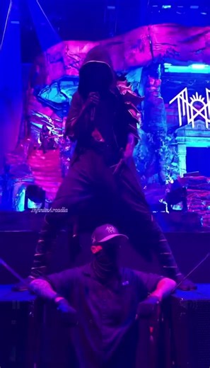 Full frontal! 😆 Minneapolis 10/1/25 #sleeptoken #sleeptokenlive #sleeptokenworship #VESSEL #yanni 🎥: @InfiniteArcadia