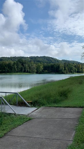 田纳西州安德森县公园 (Anderson County Park) 是位于诺里斯湖 (Norris Lake) 畔的主要公园，提供露营地、船坡道、游泳区、游乐场、野餐棚和远足/自行车道等设施，是户外活动的好去处，也靠近安德森维尔 (Andersonville)。 露营： 短期和长期营位，包括带水电接口的RV营位，还有团体露营区。 水上活动： 公共船坡道、游泳区（包括公共游泳区）。 休闲娱乐： 游乐场、两个野餐棚 (Pavilions)。 步道： 约六英里长的远足和自行车道。 住宿： 有短期出租的房屋（可能是小屋）。 该公园是安德森县公园系统的重要组成部分，该系统还管理其他小公园，如Gibbs Ferry Park、Bull Run Park等。 该公园也是安德森维尔地区的热门景点之一。 总的来说，如果你在田纳西州的安德森县，想在诺里斯湖边露营、游泳或进行户外运动，安德森县公园是一个理想的选择。