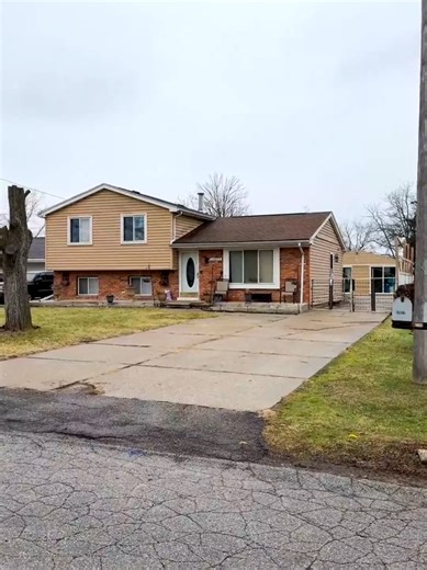 🏡 For Sale 📍 13575 Mercedes, Redford, MI 48239 💰 $310,000 ✨ This charming Redford home offers the perfect blend of comfort, space, and functionality. Featuring 4 bedrooms, 2 baths, and 1,591 sq ft with no HOA. 🔹 Brand-new flooring & fresh paint 🔹 Stylish light fixtures throughout 🔹 All-season room to enjoy year-round 🌤️ 🔹 Stainless steel appliances 🔹 Balcony & deck for outdoor living 🌿 🔹 Detached garage with heater & electric panel (potential guest suite or office) 🔹 Gazebo, shed & b