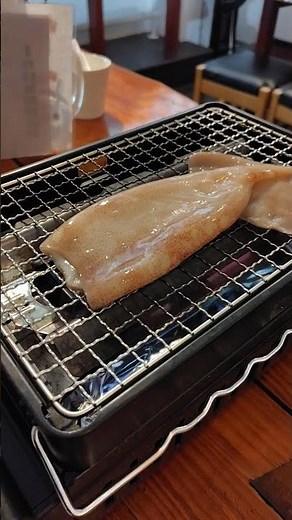 イカの姿焼きを焼き始める（浜焼太郎那覇店）