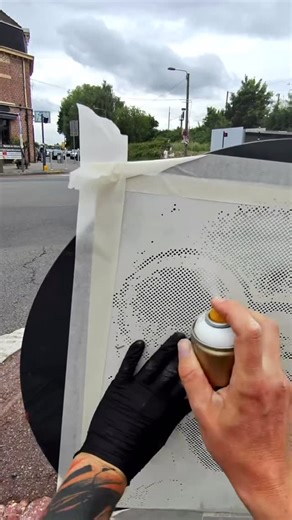 Mos Art on Instagram: "Et si la ville souriait ? 🎨🖤 Un pochoir, un mur, et un sourire pour illuminer ta journée. #streetart #stencilart #urbanart #artwithmessage #smile"