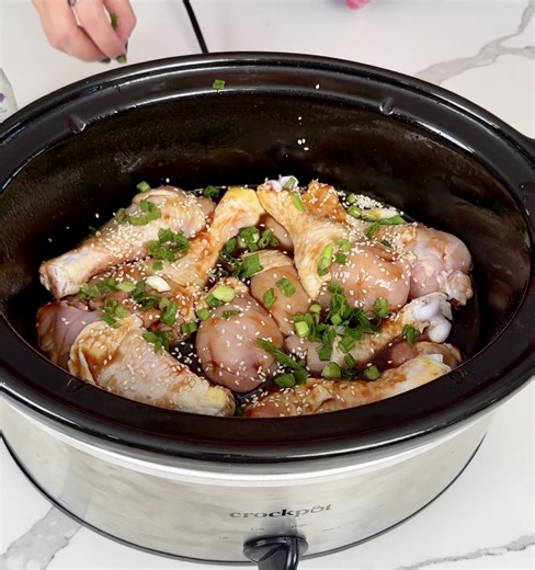 this easy crockpot chicken is so good! 😋 simple crockpot chicken drumsticks! #easyrecipe #slowcooker | Kristin's Friends