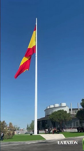 Madring iza la bandera de España más grande del mundo #shorts
