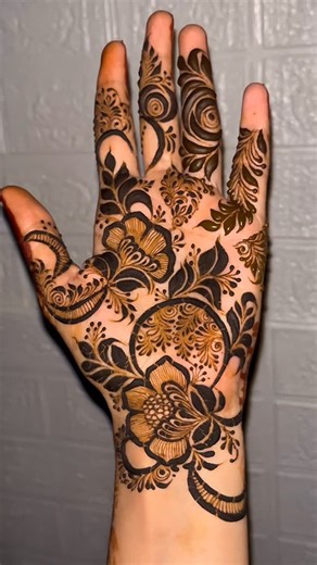 𝙔𝙤𝙪𝙧 𝙝𝙚𝙣𝙣𝙖 𝙟𝙤𝙪𝙧𝙣𝙚𝙮 𝙗𝙚𝙜𝙞𝙣𝙨 𝙝𝙚𝙧𝙚🌿 on Instagram: "Floral mehendi design with bold outlines and intricate detailing 🌸 Perfect for brides, bridesmaids & festive occasions. Minimal yet statement mehendi for hands ✨ Save this design for your mehendi inspo💌 • Save for inspiration • Share with someone who loves mehendi • DM for custom designs & bookings #hennareelstrending🦋 #mehendi #instagood"