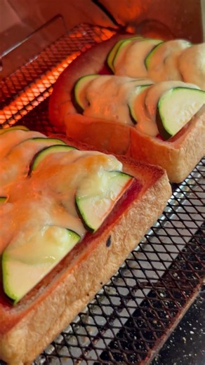 ケチャップ、ズッキーニ、オランダチーズ、パンの耳！🍞