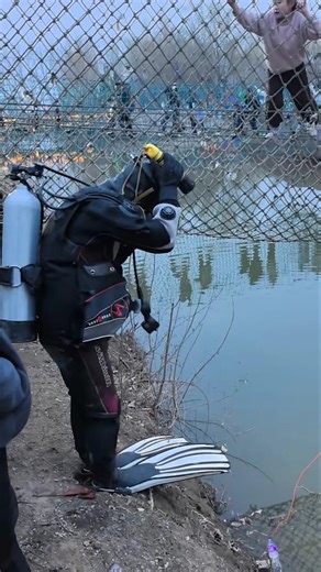 Bizarre Scuba Diving handful water! #shorts