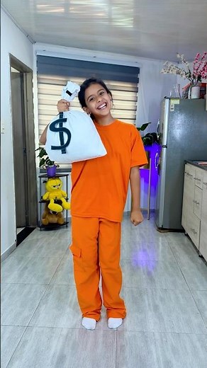 SALOMÉ Y LOS POLICÍAS #santi #santioficial #salomé #funny