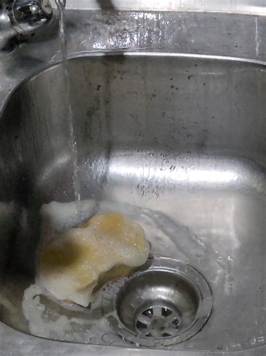 Final part of my sleepy time ritual: real rinse! I know next time I gotta give more suds before I clean up, guess I was tired. lol. but I'm learning and I promise I'm gonna get better guys. #cleantokbeginner #suds #spongesqueezingasmr #realrinse