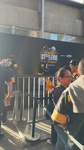 Louis Lipps, Vince Williams, Nate Washington, Ramon Foster y Chris Hoke haciendo feliz a nuestra Steelers Nation México con autógrafos‼️😎🇲🇽 | Pittsburgh Steelers