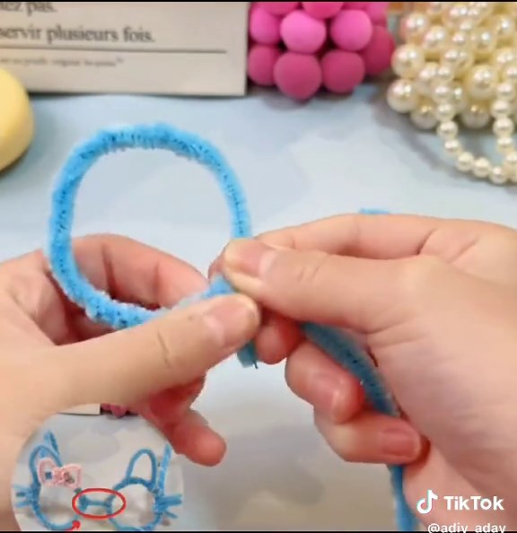 DIY Cute HelloKitty Eyeglass Pipecleaners Tutorial
