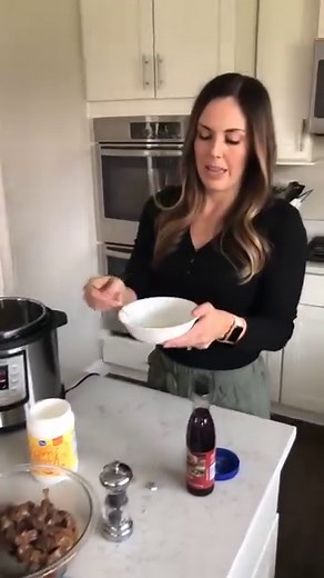 We love a good, hearty, comfort meal. These Beef Sirloin Tips and Gravy are so easy to throw into your slow cooker or pressure cooker, and serve for dinner! For the full recipe, go here: https://www.sixsistersstuff.com/recipe/slow-cooker-beef-sirloin-tips-and-gravy/ | Six Sisters' Stuff