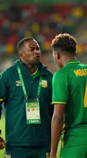 Le coach de l’Afrique du Sud gifle son joueur après qu’il a marqué contre son camp😱😂