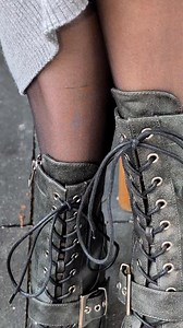 Bei einer Ausstellung hat Liz gestern diese reizenden Stiefeletten getragen #legwear #fashionreels #stiefel | Esther Pango