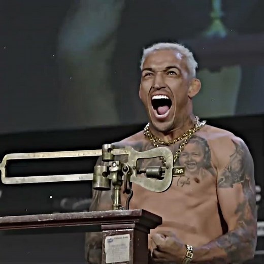CHARLES OLIVEIRA GOES TO WAR
