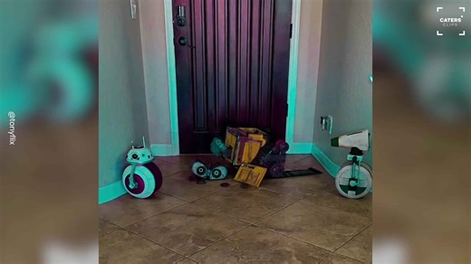 Star Wars Fan Builds Life-Size Droids at Home