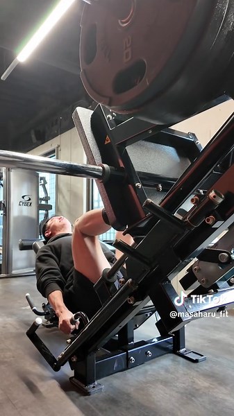 【11/20 Leg Day】 ・インナーサイ 45kg×10rep 50kg×8rep ・スクワット 100kg×12rep 110kg×7rep 120kg×4rep ・レッグカール 70kg×9rep 70kg×7rep ・レッグプレス 片側4枚半×12rep 5枚×5rep ・ブルガリアンスクワット 40kg×10rep×2setずつ スクワットが弱すぎる。ほんとに。逃げずにやる。脚トレから逃げないのは本当に大変だけど、大学生こそ鍛えるべきは脚だと思うし、脚こそスーツパツパツで着たいよね。 今年中に130kg×5は絶対。 お前も負けるな #gymvlog #gymtok #脚トレ