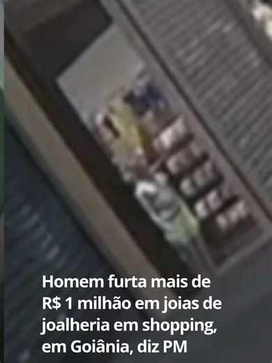 INVESTIGAÇÃO | Um homem furtou mais de R$ 1 milhão em joias de uma joalheria em um shopping, em Goiânia. Segundo a Polícia Militar, o ladrão teria ficado escondido dentro de uma ótica ao lado e, durante a madrugada, abriu um buraco na parede para entrar na joalheria (veja vídeo acima). O shopping, por meio de nota divulgada nesta segunda-feira (16), informou que colabora com a Polícia Civil nas investigações. Vídeo: Reprodução/TV Anhanguera 💻 Leia a matéria completa em #OPOPULAR http://www.opop